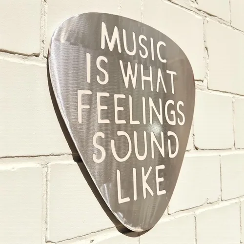 Miniatura 7 de Top Brass Arte de pared jumbo de metal con púa de guitarra de 16 pulgadas, cita "Music Is What Feelings Sound Like", decoración de pared de acero