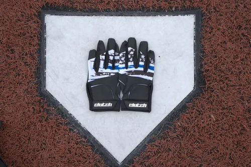 Miniatura 5 de Guantes Clutch Sports Apparel para batear en béisbol y sóftbol con bandera americana, buen agarre y ajuste de dedo, malla de alto rendimiento