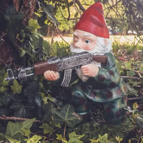 Miniatura 13 de nezababy Gnomos militares de jardín con pistolas, divertidos gnomos del ejército, estatuas para exteriores, escritorio travieso, decoración de patio
