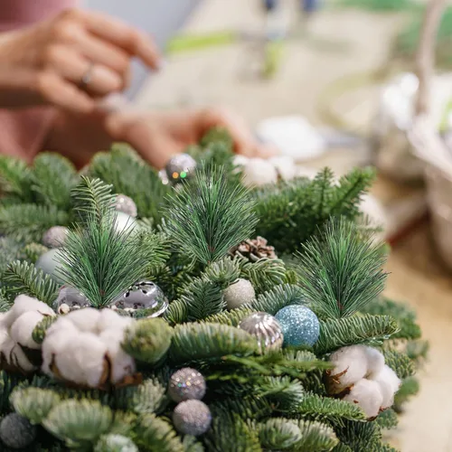 Miniatura 4 de MAGICLULU 24 ramas de pino artificial, púas de pino de vegetación falsa, ramas de cedro sintético para decoraciones de guirnalda de Navidad