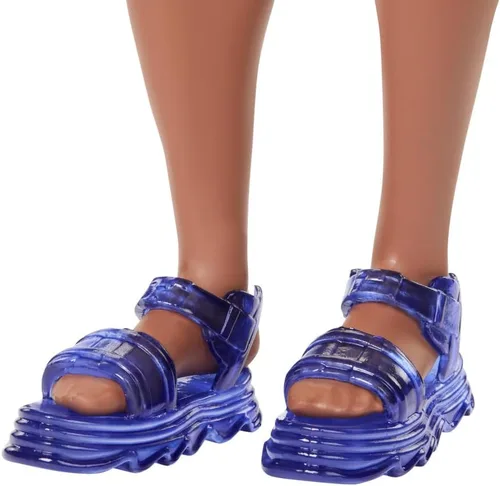 Miniatura 4 de Muñeco Barbie Fashionistas Ken #220 con audífonos detrás de la oreja y cuerpo ancho usando una camisa de patrón naranja removible, pantalones cortos