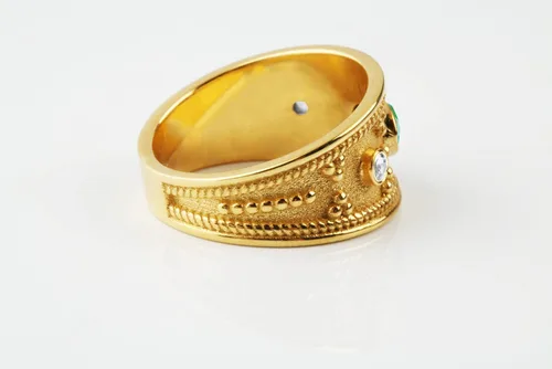 Miniatura 5 de Anillo bizantino de esmeralda CZ de oro, banda etrusca esmeralda hecha a mano