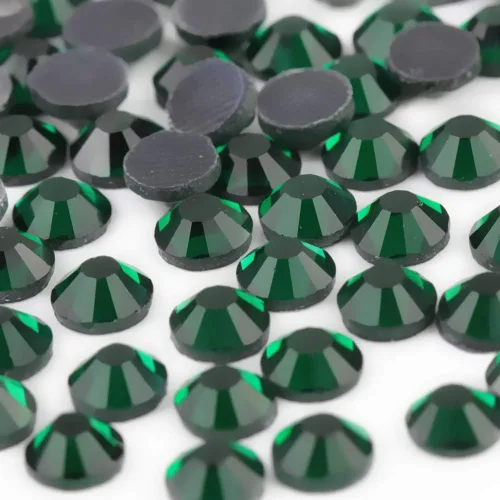 BEADSLAND - Diamantes de imitación de cristal termoadhesivos, piedra cortada a máquina, 1440 unidades/paquete (Esmeralda, SS10/0.118 pulgadas)