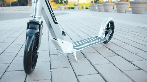 Miniatura 3 de Razor A5 DLX Patinete para niños de 8 años en adelante - Ruedas de uretano de 8", plegable, manubrio anti-traqueteo, para ciclistas de hasta 220 lbs