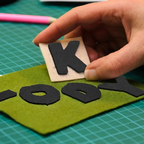 Miniatura 6 de CHRORINE 10 hojas de tela de fieltro negro autoadhesivas de 8 x 12 pulgadas, papel de fieltro para suministros de arte y manualidades.