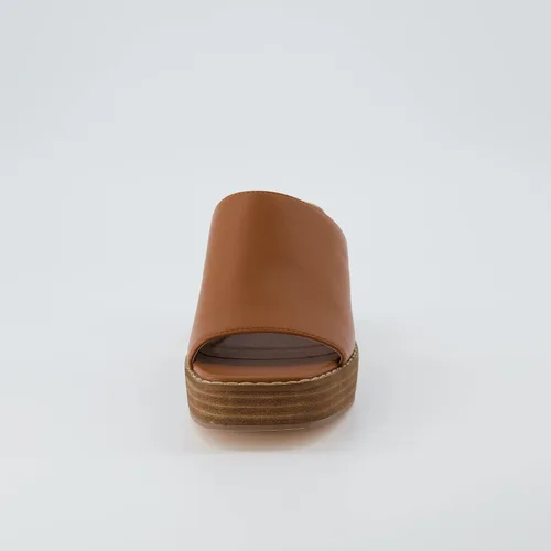 Miniatura 3 de CUSHIONAIRE Sandalia Keeper suave de una banda de tacón + espuma viscoelástica, anchos disponibles, whisky 11 W, whisky