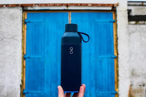 Miniatura 2 de Ocean Bottle Botella de agua original de acero inoxidable de 17 onzas, reutilizable y sostenible, mantiene las bebidas frías y calientes, regalo