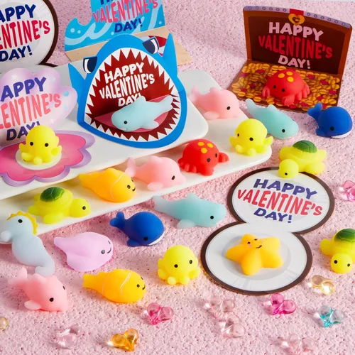 Miniatura 3 de JOYIN Paquete de 30 tarjetas de regalo para el día de San Valentín con juguetes esponjosos Mochi, juguetes antiestrés para aliviar el estrés
