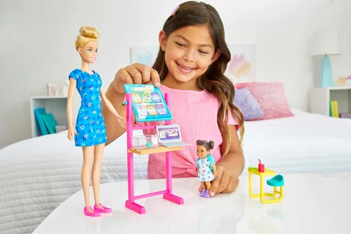 Miniatura 2 de Barbie Juego de carreras, profesora de escuela con muñeca rubia de moda, muñeca estudiante pequeña morena, pizarra giratoria, escritorio y más