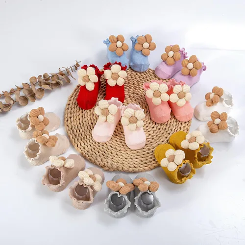 Miniatura 7 de Juego de 10 pares de calcetines para bebé con agarres antideslizantes, diseño de flores 3D grandes y ribete con volantes, conjunto de regalo