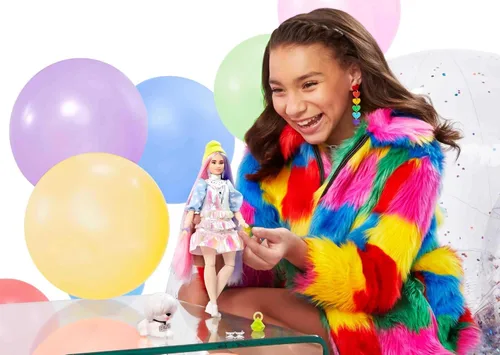 Miniatura 2 de Muñeca Barbie Extra y accesorios con aspecto brillante, cabello de fantasía rosa y morado y gorro de neón con cachorro mascota Blanco