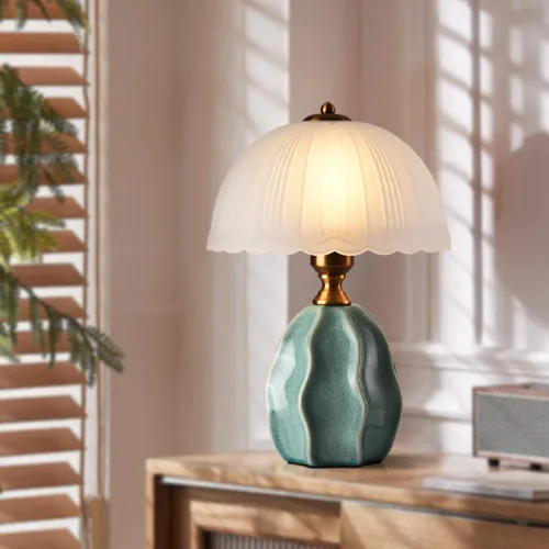 Lámpara de mesa vintage, lámpara de cerámica verde Chinoiserie de 14.2 pulgadas con borde ondulado blanco esmerilado, pantalla retro tradicional