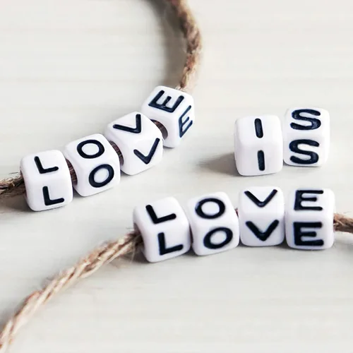 Miniatura 6 de Augshy 500 piezas de cuentas de letras blancas para hacer pulseras, cuentas de alfabeto para hacer pulseras (6 mm)