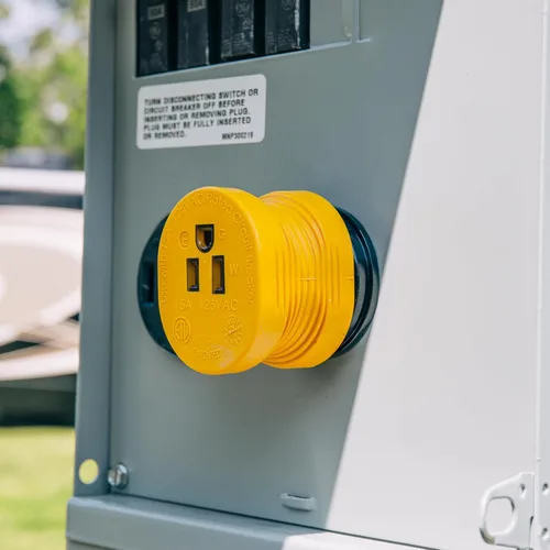 Miniatura 3 de Adaptador eléctrico Camco PowerGrip 30AM/15AF para cámper y caravana, cuenta con conexiones macho de 30 amperios y hembra de 15 amperios, diseñado