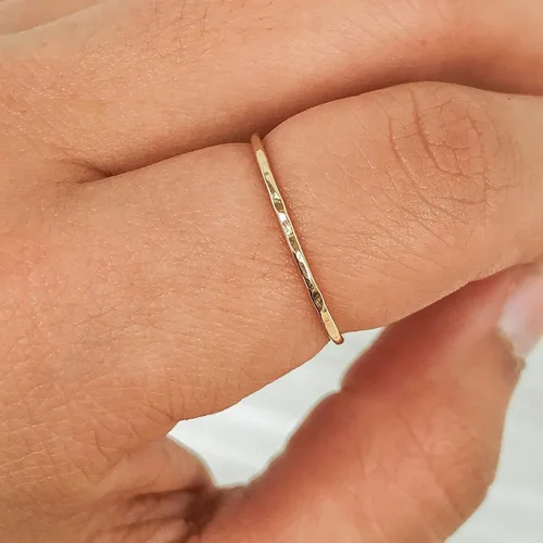 Miniatura 6 de Ellie J Maui Anillo martillado, anillos apilables delgados de 0.039 pulgadas (0.039 in), anillos minimalistas para mujeres, anillos rellenos de oro