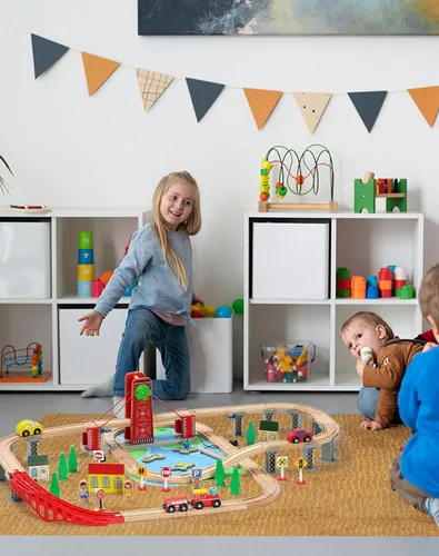 Miniatura 3 de SainSmart Jr. Juego de tren de madera para niños pequeños, pista de tren de madera de doble cara con 4 trenes compatible con Brio, Thomas, Melissa