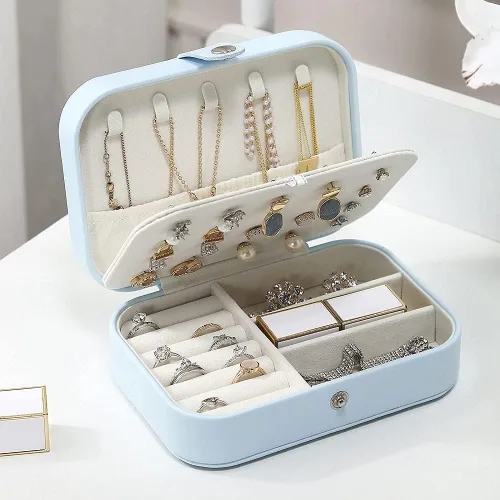 Yiluana Joyero de viaje portátil para aretes, anillos, collares, pulseras, organizador de joyas pequeño con botón (azul claro)