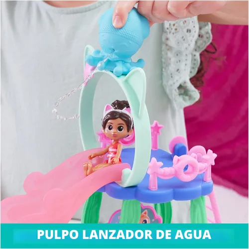 Miniatura 7 de Gabby's Dollhouse, Playset de Piscina Purr-ific con Figuras de Gabby y Mercat, Colas de Sirena que Cambian de Color y Accesorios de Piscina