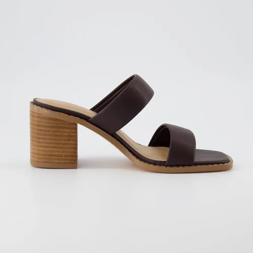 Miniatura 4 de CUSHIONAIRE Sandalia Clever de tacón de bloque de dos bandas para mujer + espuma viscoelástica, anchos disponibles