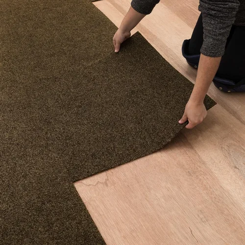 Miniatura 13 de Mohawk Home Baldosa de alfombra de 24" x 24" para interiores/exteriores, altura de pelo de 0.25", despegar y pegar, poliéster negro, (15 baldosas)