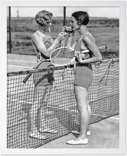Miniatura 32 de Poster Master Póster Vintage Fotografiado - Impresión Deportiva Retro - Regalo para Artista, Amigo - Niñas Fumando, Cancha de Tenis, Pausa