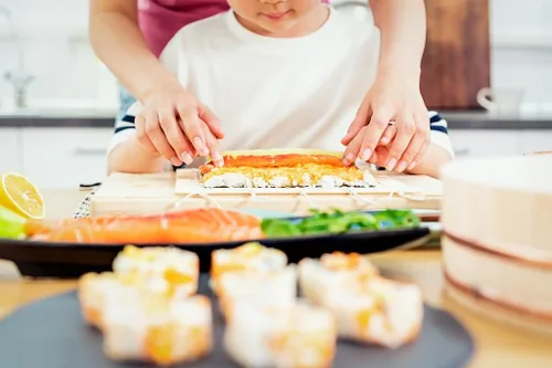 Miniatura 3 de Kit de fabricación de sushi, kit de sushi mejorado con guía que incluye rodillo de bazooka, molde de corte, esteras de bambú, fabricante de Musubi