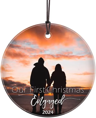 Our First Christmas Engaged 2025 - Impresión de vidrio colgante – Personalizar con año y foto – Diseño minimalista – Impresiones Starfire de 3.5
