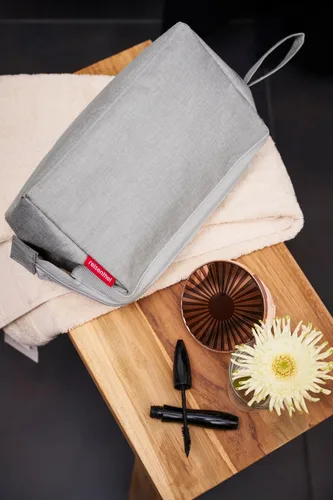 Miniatura 6 de reisenthel Travelcosmetic - Bolsa de cosméticos de viaje resistente y práctica, correa de mano, material repelente al agua.