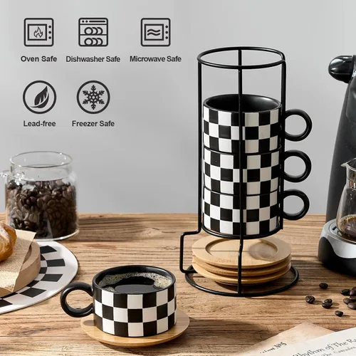 Miniatura 4 de LUKA - Juego de 4 tazas de café espresso apilables de cerámica con tablero de ajedrez en blanco y negro de 6 onzas, con platillos y soporte