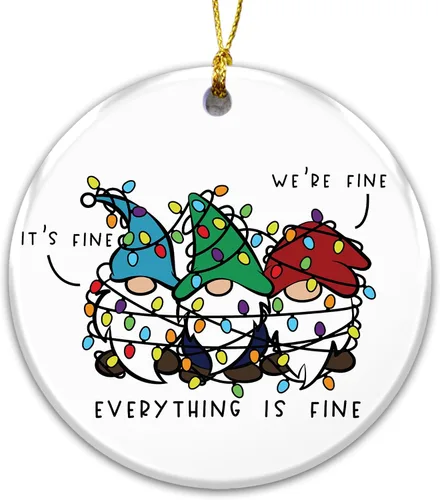 Divertido adorno de gnomo 2025 – «Everything is Fine» gnomos enredados con luces – Lindo regalo de humor navideño para amigos, familiares y
