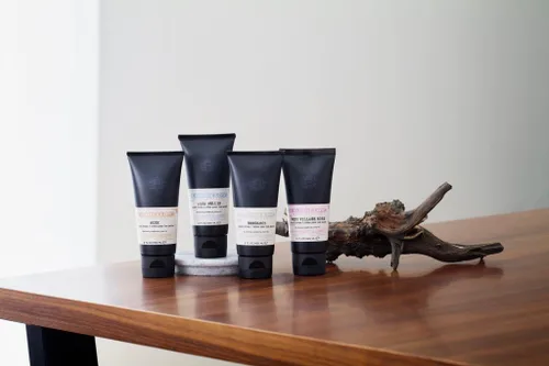 Miniatura 4 de C.O. Bigelow Crema de manos de bergamota, Iconic Collection Crema hidratante para manos con manteca de karité, aceite de aguacate y aceite de oliva