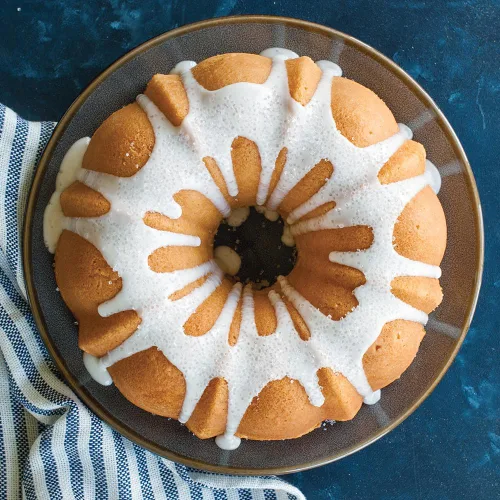 Miniatura 3 de Nordic Ware Molde Bundt Formado, 12 Tazas, Blanco Glaciar