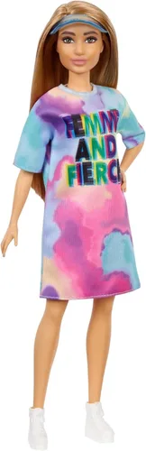 Barbie Fashionistas # 159 - Muñeca pequeña con cabello café claro, vestido teñido tipo camiseta, zapatos blancos y visera, juguete para niñas de 3 a