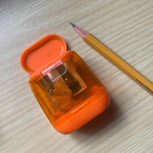 Miniatura 5 de BOPART - Sacapuntas manuales de colores a granel, 24 sacapuntas de mano pequeños con doble agujero con tapa para niños y adultos en el aula