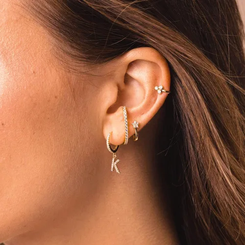Miniatura 3 de Mevecco Aretes de aro de oro delicado de 18 quilates con circonita cúbica en pavé con iniciales A-Z de 26 letras personalizadas, diminutas colgantes
