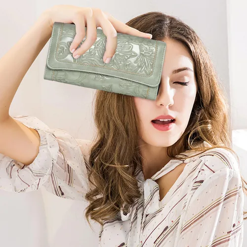 Miniatura 59 de MEITRUE Cartera de cuero para mujer, con bloqueo RFID, triple pliegue, con relieve, soporte para tarjetas, organizador de chequera para teléfono