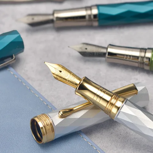 Miniatura 5 de HONG DIAN N11 Pluma estilográfica, punta extrafina suave recubierta de titanio en color negro, diseño geométrico azul pavo real y rombo con estuche