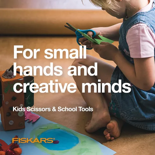Miniatura 8 de Fiskars Tijeras de punta roma de 5 pulgadas para niños de 4 a 7 años (paquete de 3) - Tijeras para la escuela o manualidades - Suministros