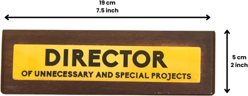 Miniatura 2 de Boxer Gifts Letrero de advertencia de escritorio de madera con texto en inglés «Director Of Unnecessary Projects» Divertido regalo de humor