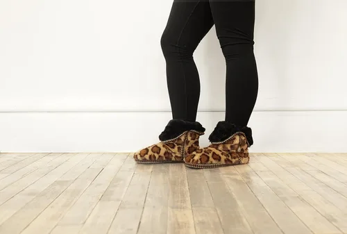Miniatura 4 de Dearfoams Pantuflas plegables Beth Furry para mujer