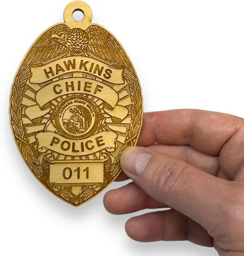 Miniatura 6 de Adorno - Jefe de Policía de Hawkins - Madera cruda de 3 x 4.5 pulgadas
