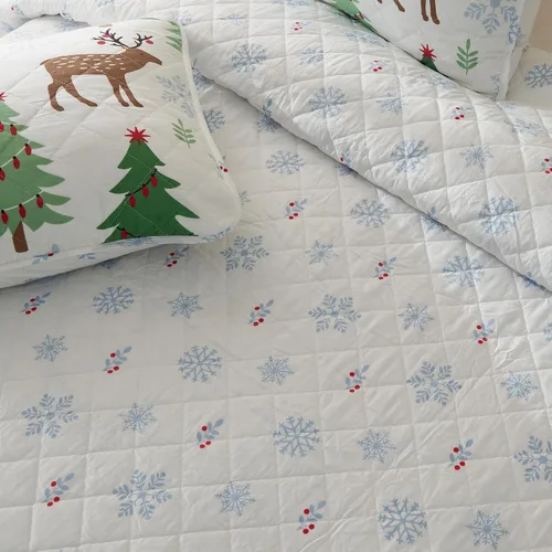 Miniatura 3 de Great Bay Home Juego de edredón navideño de 3 piezas con fundas de almohada. Colcha cubrecama reversible con patrón navideño. Colección Holly Ciervo