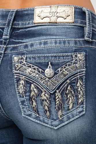 Miniatura 4 de Miss Me Jeans de tiro medio para mujer con bolsillos de solapa de imitación con plumas nativas