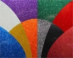 Miniatura 2 de The Yard - Tela de tapicería de piel falsa color burdeos con brillo de vinilo