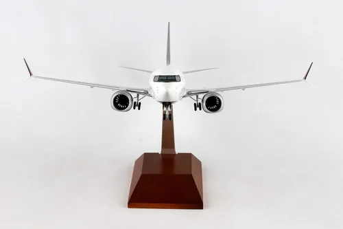 Miniatura 2 de Daron Skymarks Air Canada 737MAX8 1/100 con soporte de madera y engranaje