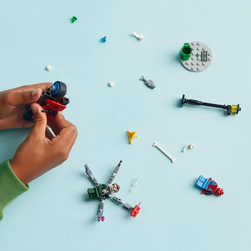 Miniatura 3 de LEGO Marvel Motorcycle Chase: Spider-Man vs. Doc Ock, juguete de construcción para niños con tiradores y lanzadores de red, 2 minifiguras de Marvel