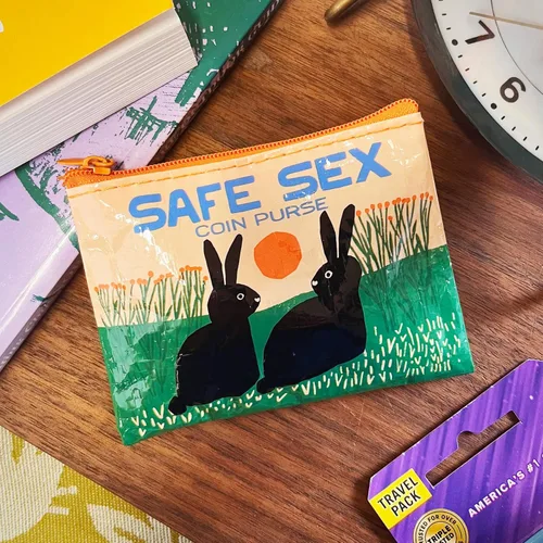 Miniatura 17 de Blue Q Monedero, hecho de 95% plástico reciclado. Práctica pequeña bolsa con cremallera para guardar monedas, tarjetas de regalo, auriculares, más.