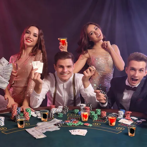 Miniatura 5 de Zubebe 72 vasos de chupito de casino de 2 onzas de plástico, vasos de casino de póquer para fiestas temáticas de Las Vegas, suministros de póquer