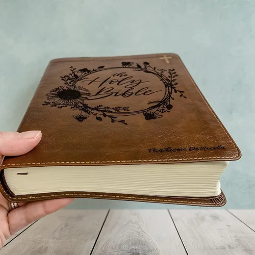 Miniatura 4 de Biblia grabada a mano con letras y láser NIV Journaling, regalo personalizado, grabado de nombre personalizado disponible