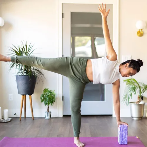 Miniatura 6 de Hugger Mugger Bloque de yoga de espuma de 4 pulgadas, fuerte y estable, bordes biselados para mayor comodidad, tamaño de bloque más favorito, ayuda